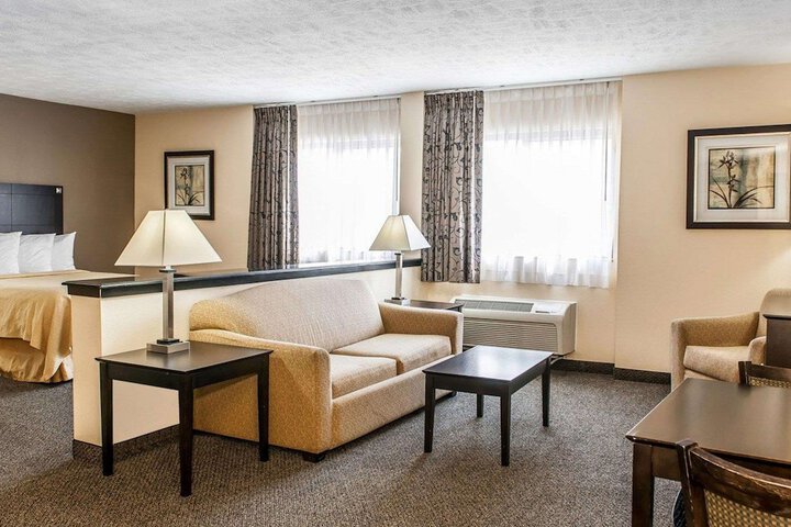 1 Queen Bed Accessible (13 of 18)