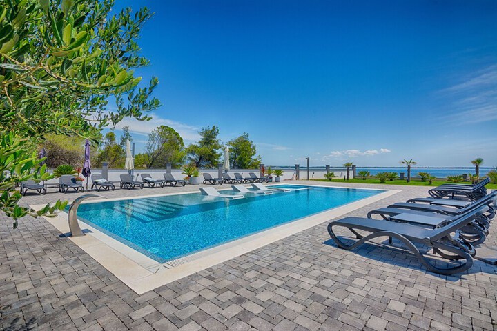 Pool 43 of 61
