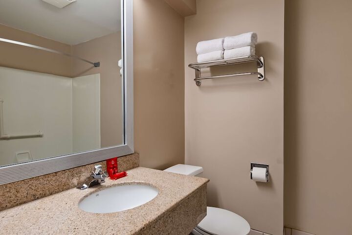 1 King Bed High Speed Internet Accessible Microwave, Refrigerator, Continental Breakfast (4 of 14)