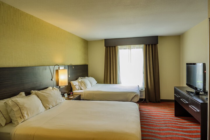 Suite 2 Queen Beds (1 of 4)