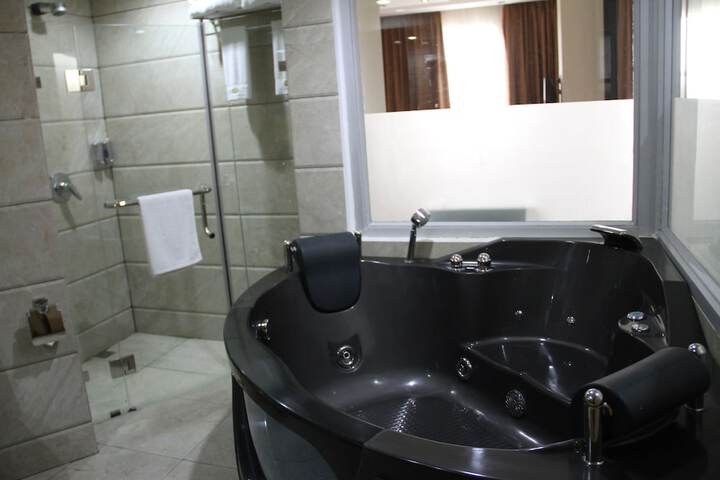 Jetted tub