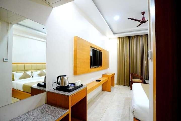 Room 4 of 17