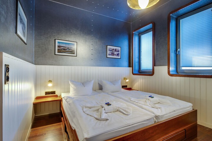 Room 7 of 76