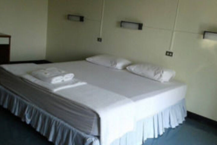 Room 9 of 18