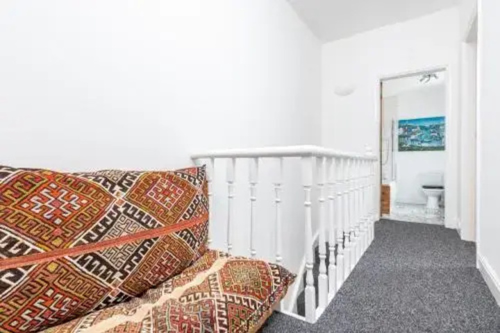 Room 8 of 9