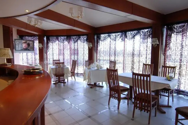 Dining 8 of 9