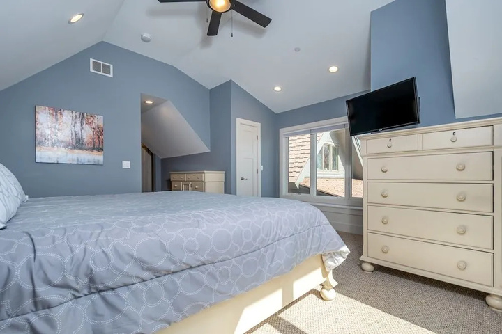 Room 6 of 18