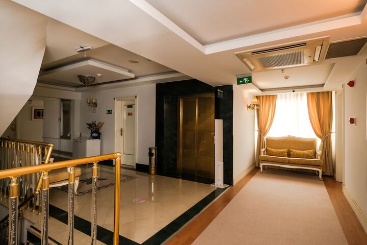 Ballroom/Hall 77 of 93
