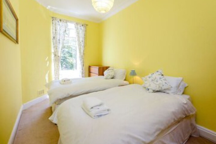 Room 6 of 37