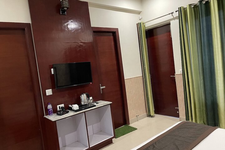 Room 6 of 33