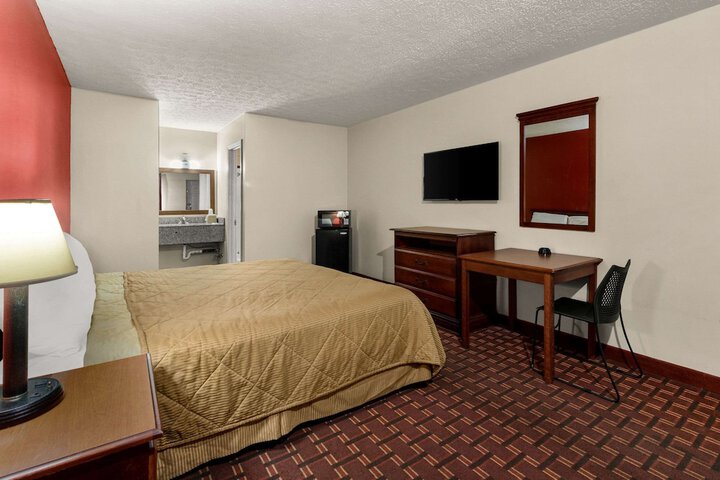 1 King Bed (3 of 17)