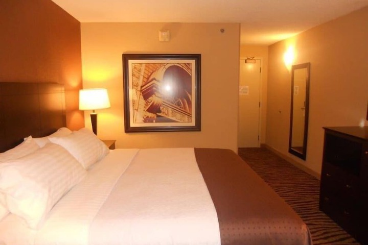 1 King Bed (2 of 18)