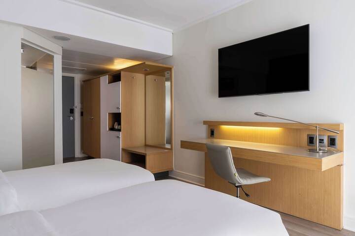Room 38 of 148