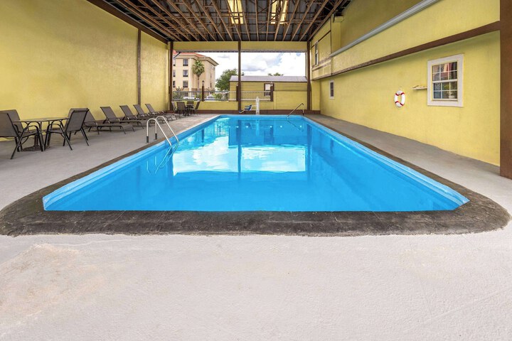 Pool Hotel