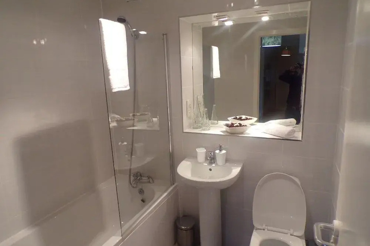 Room 5 of 6