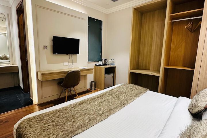 Room 15 of 40