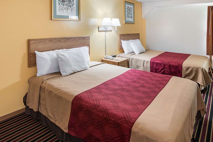 1 Queen Bed (11 of 14)