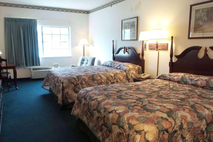 2 Queen Beds (1 of 3)