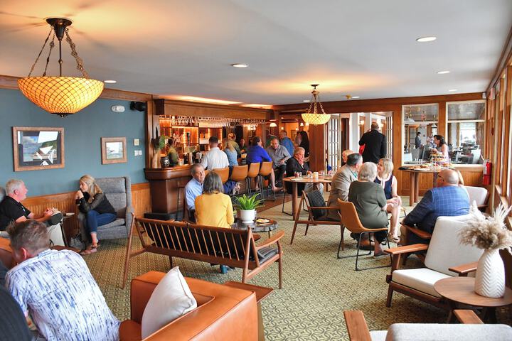 Lounge 19 of 34