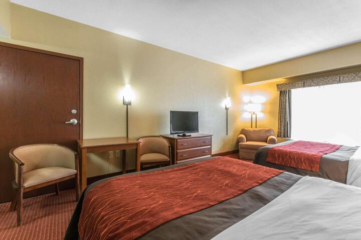 2 Queen Beds (3 of 10)