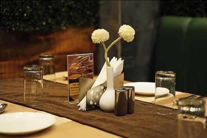 Dining 7 of 8