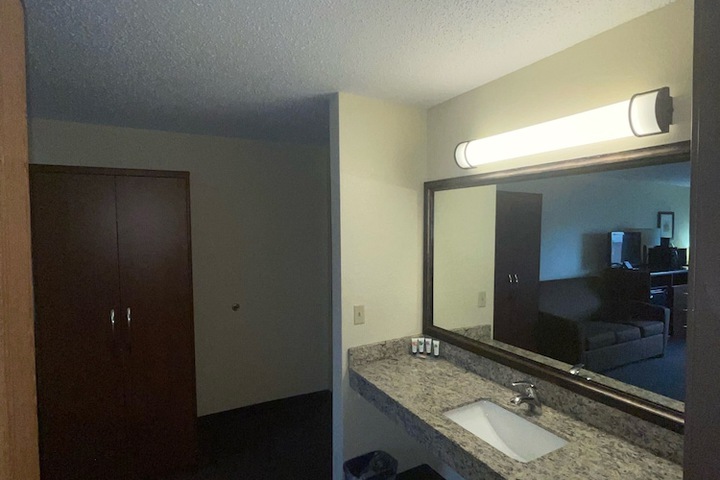 1 King Bed Suite (9 of 17)