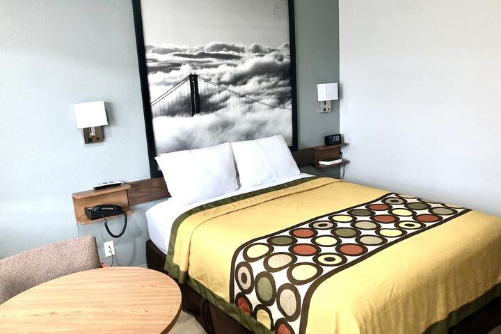 1 Queen Bed (24 of 49)