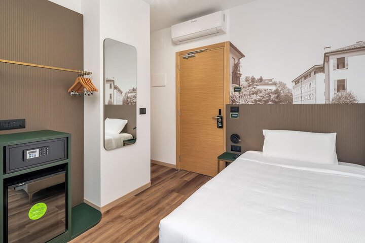Room 18 of 54