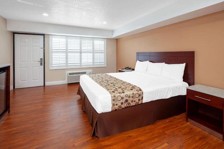 1 King Bed (14 of 18)