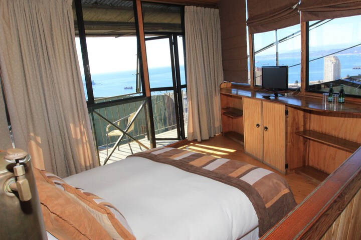 Room 6 of 32