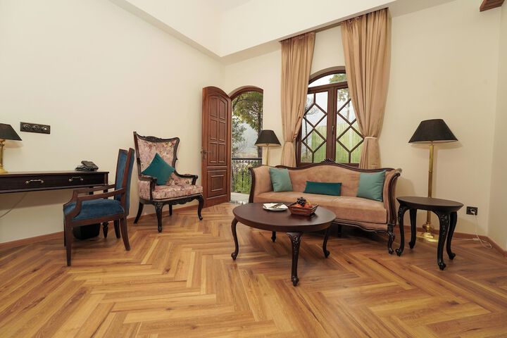 Room 4 of 18