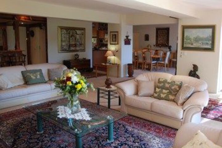 Lounge 8 of 22