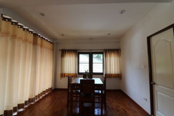 Lounge 6 of 19