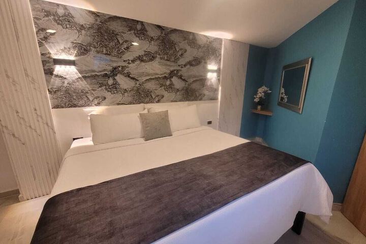 Room 2 of 100