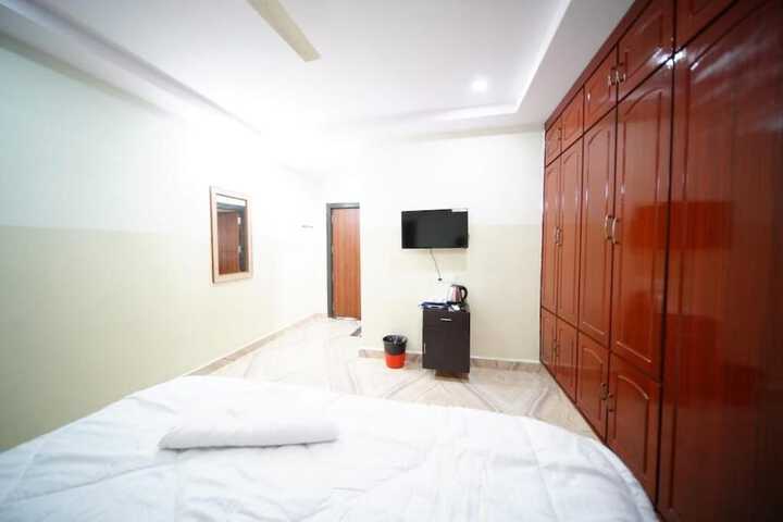 Room 4 of 17