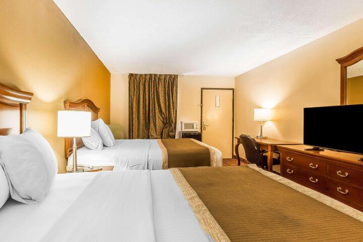 2 Queen Beds (7 of 9)