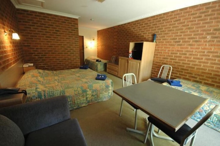 Room 4 of 16