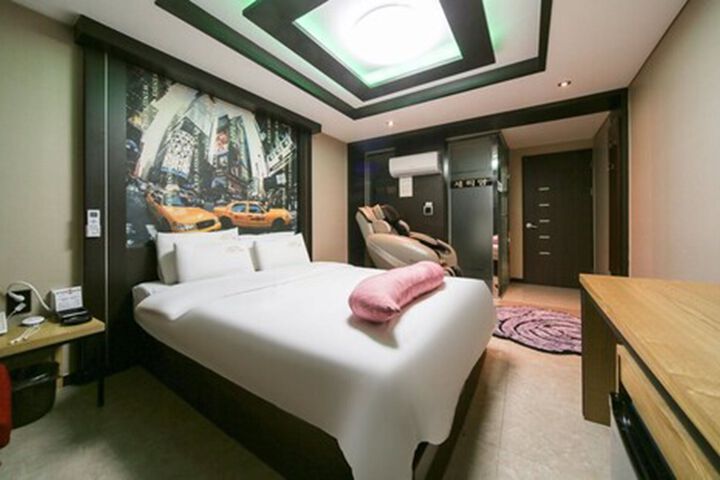 Room 10 of 28