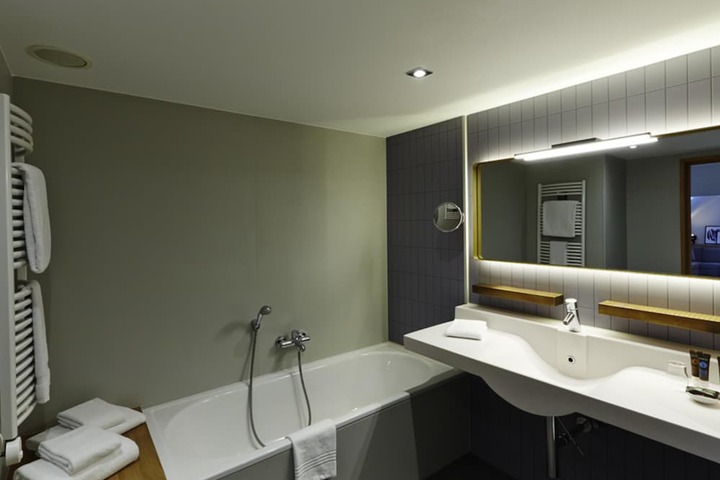 Room 43 of 145