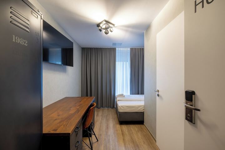 Room 7 of 42