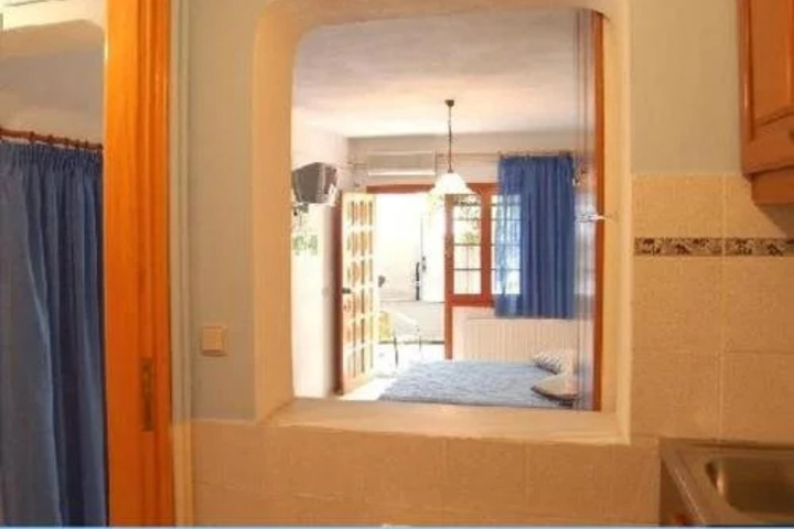 Room 8 of 10