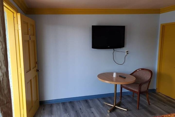 1 King Bed (4 of 9)