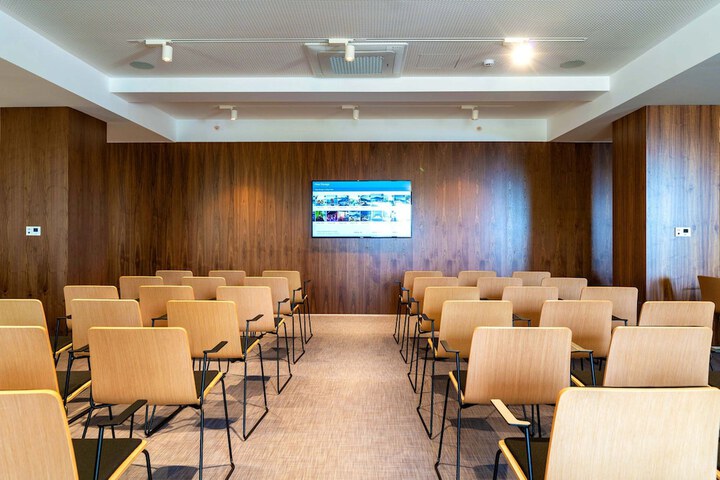 Business Center 145 of 150