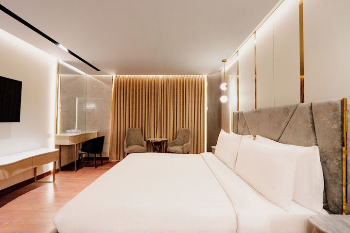 Room 6 of 93