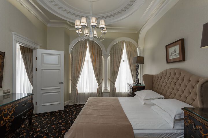 Room 8 of 98