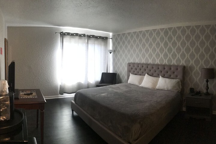 Room 10 of 77