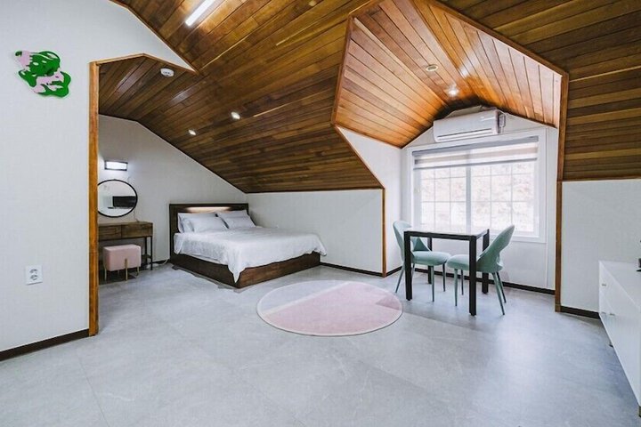 Room 9 of 120