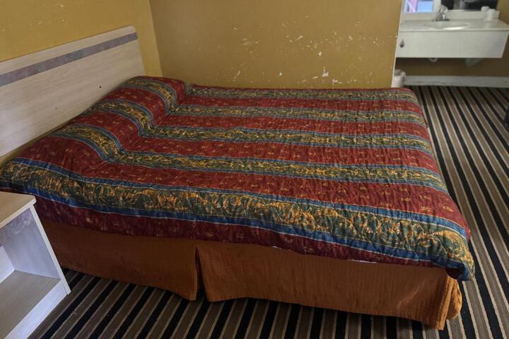 1 Queen Bed (2 of 5)