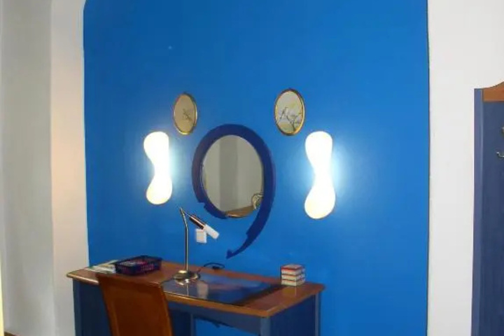 Room 7 of 18