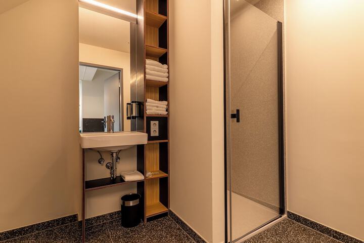 Room 70 of 93